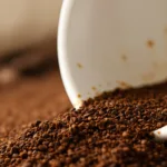 erfahren sie, wie sie kaffeesatz richtig entsorgen oder kreativ nutzen können. lesen sie, warum der abend der entscheidende zeitpunkt dafür ist.