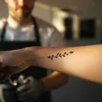 ein tätowierer erklärt, warum diskrete männer-tattoos eine besondere pflege erfordern, um ihre schönheit und langlebigkeit zu bewahren.