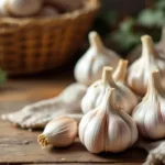 entdecken sie einen einfachen trick, um knoblauch monatelang frisch zu halten – ganz ohne kühlschrank oder gefrierfach. perfekt für lange haltbarkeit und intensiven geschmack!